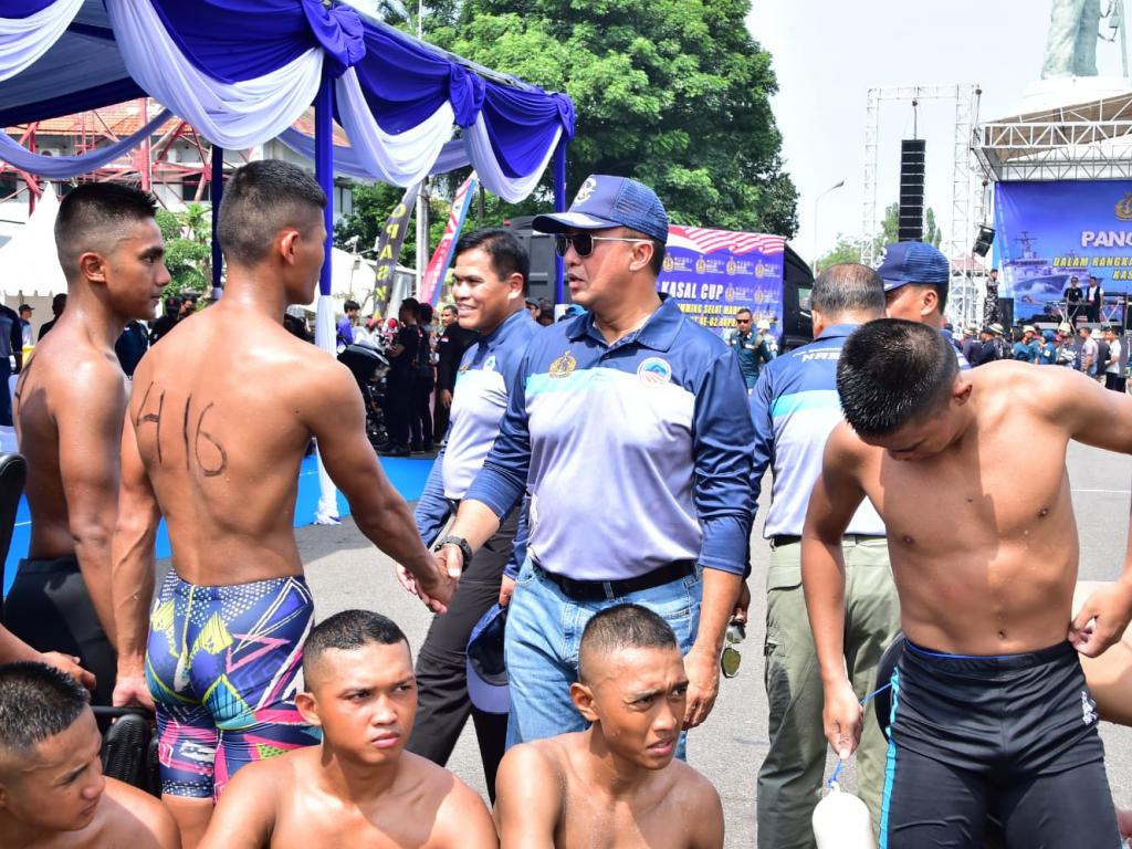 Kepala Staf Angkatan Laut Laksamana TNI Dr. Muhammad Ali,S.E,M.M.M.Tr,Opsla,Melepas Fin Swimming Selat Madura Kasal Cup 2024