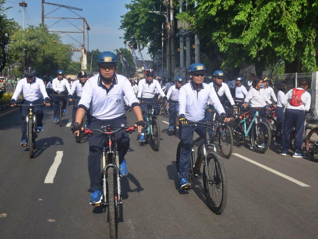 Pangkoarmada II Bersepeda Mengelilingi Daerah Basis TNI AL Bersama Para Pangkotama