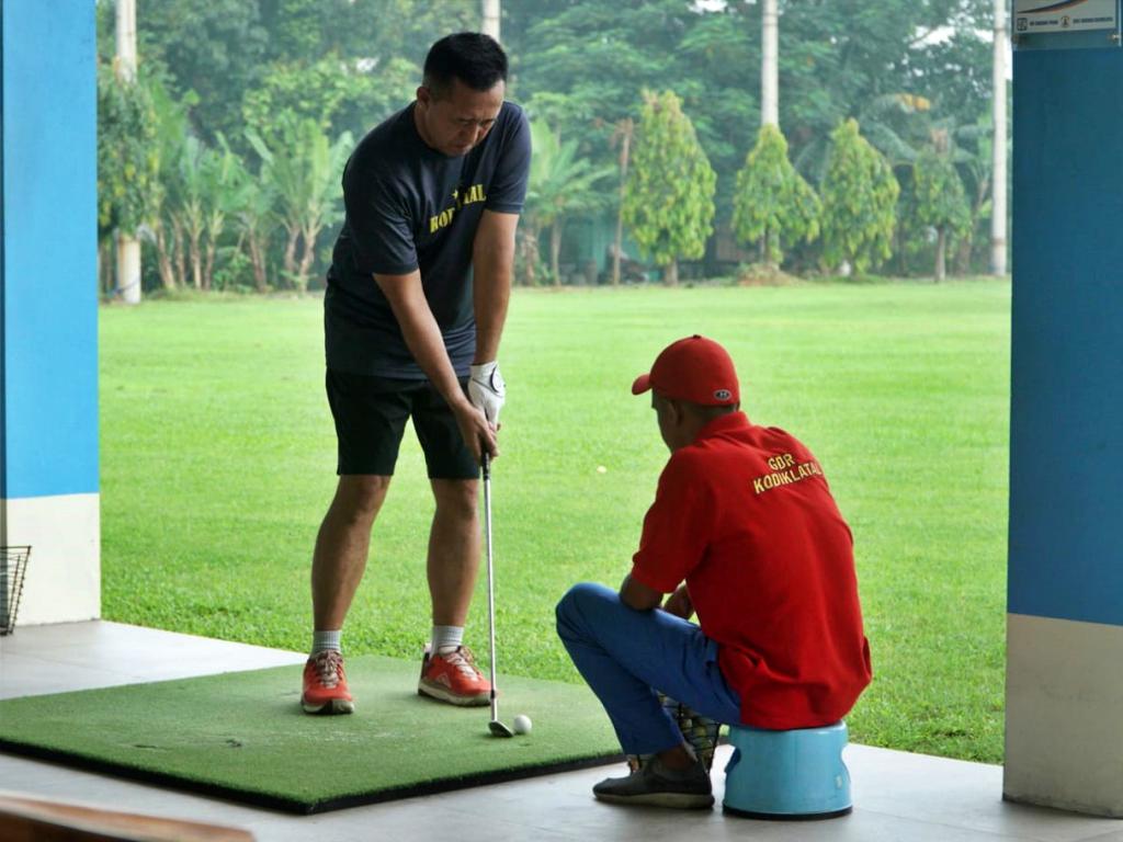 Komandan Kodiklatal Mengajak Seluruh Pejabat Utama Kodiklatal Melaksanakan Olahraga Golf Bersama Di Lapangan Golf Kodiklatal Bumimoro