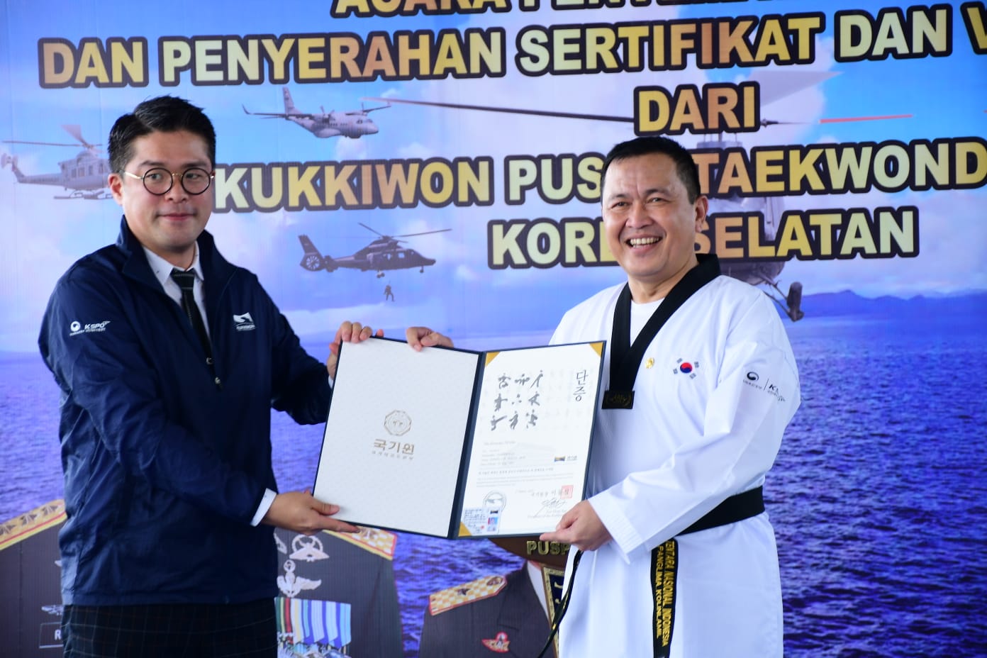 Penyematan Sabuk Hitam DAN V Kehormatan Kukkiwon kepada Ketua Pembina M45TER KICK TAEKWONDO Surabaya