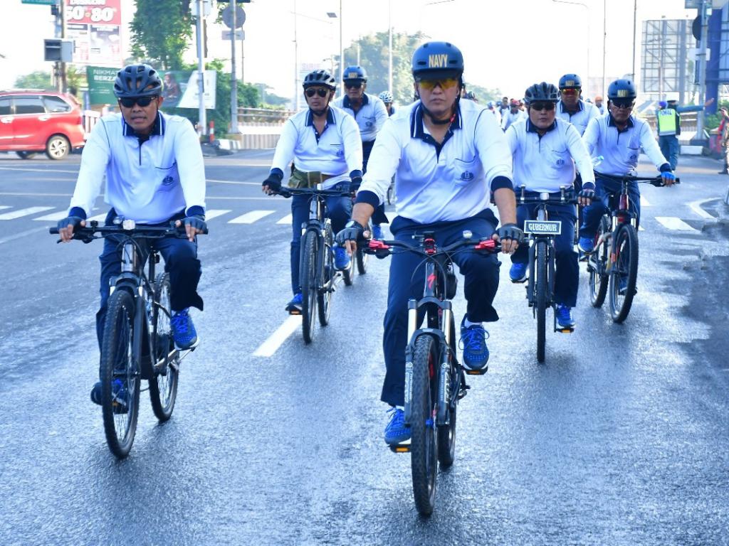 Danpuspenerbal Mengikuti Fun Bike Sekaligus Bakti Sosial Bersama Para Pangkotama TNl AL Wilayah Surabaya Beserta Jajarannya