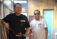 Singgah di Warung Enthok Cilongok, Anas Urbaningrum Sebut Lesom untuk Cita Rasanya
