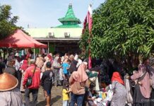 Pembagian 185 Sembako Warnai Bazar Ramadan Masjid Nurul Huda Ledug, Solidaritas Warga Menguat